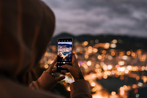 tourists use social media like Instagram to plan travel